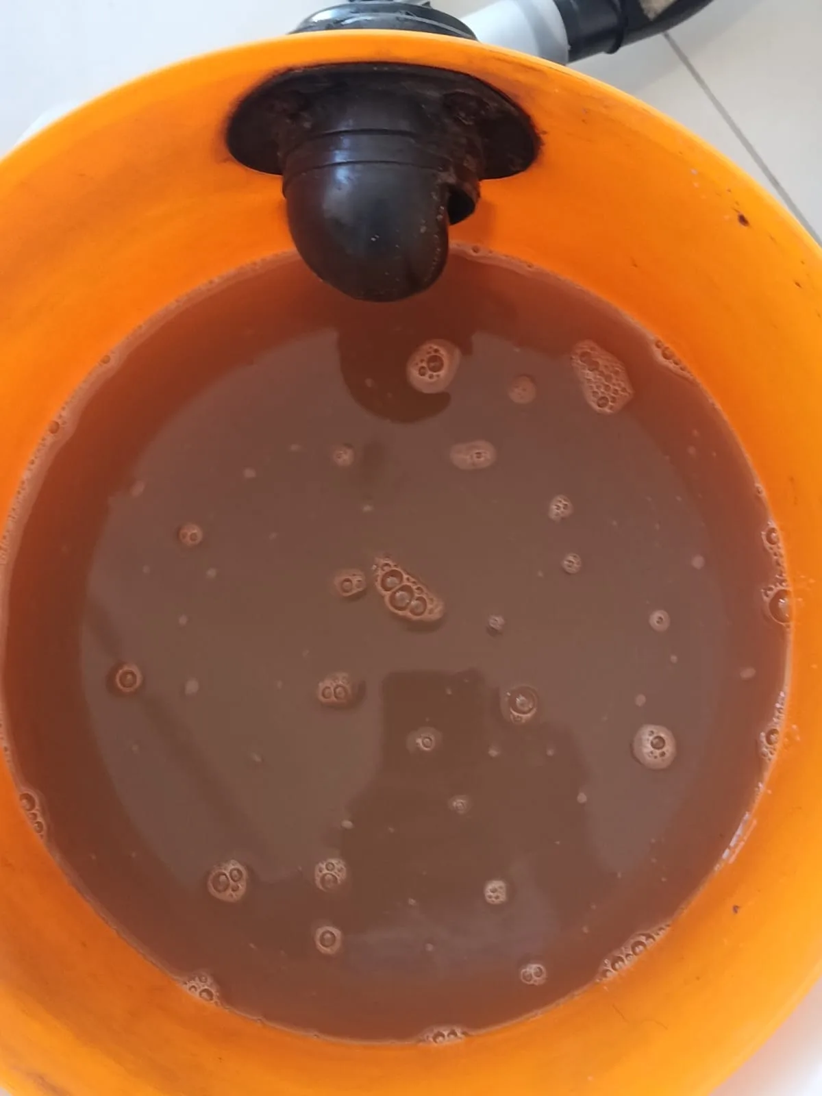 Água de extração após higienização de estofado